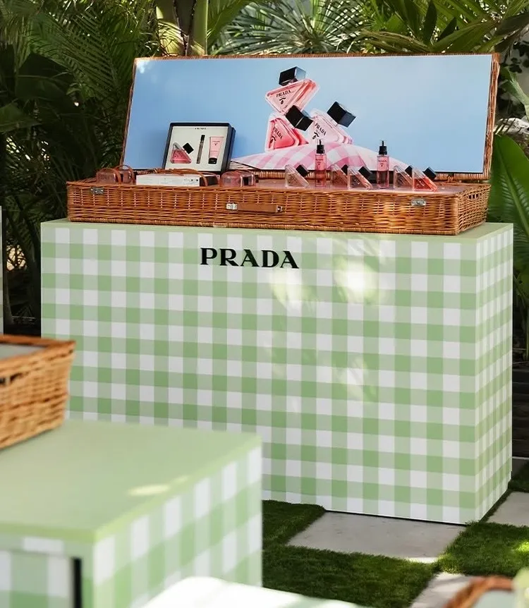 這座格紋餐台和野餐籃也空運來台。品牌提供