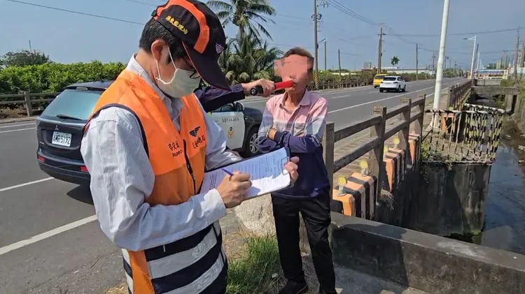屏東監理站監警聯合稽查取締違規營業車輛，稽查人員詢問乘客。翻攝畫面