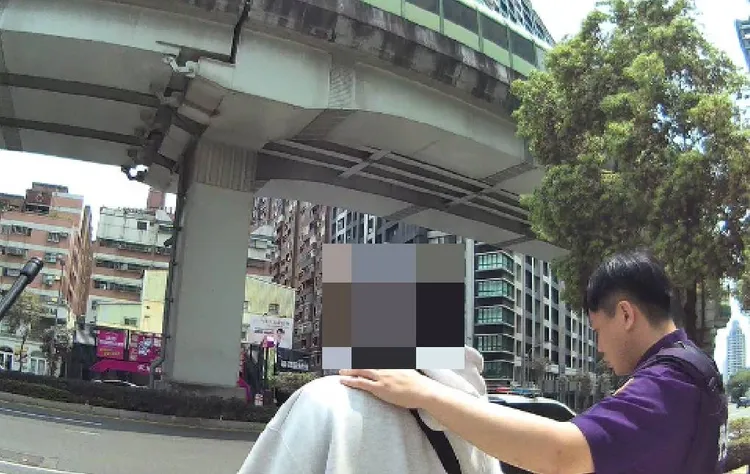 警方將冒充被害人兒子的吳姓車手帶回偵辦。民眾提供