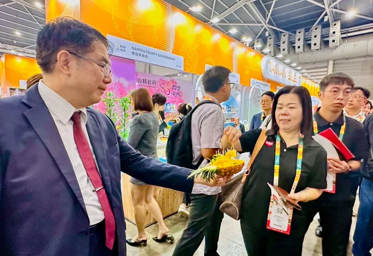 台南市長黃偉哲賣力攬客，推銷台南市農漁特產。南市府提供