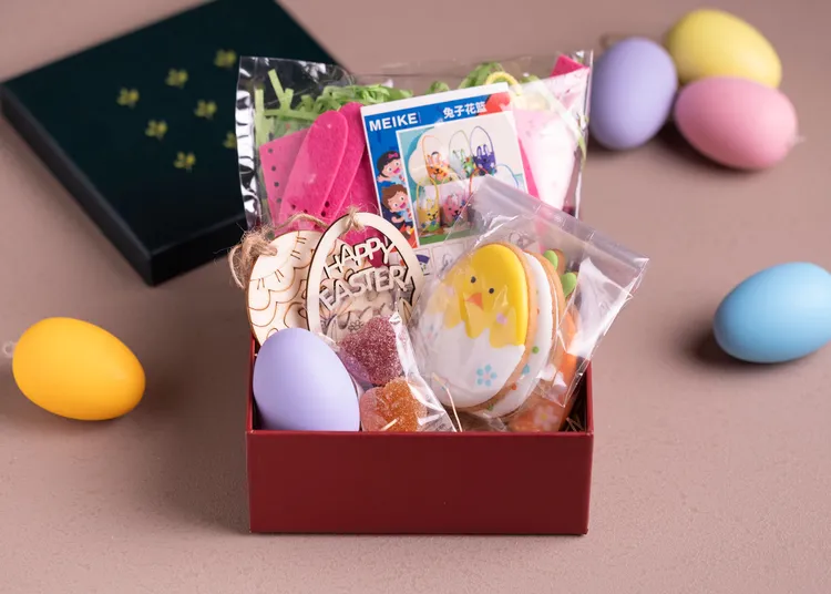 The Nine烘焙坊新上市彩蛋奇緣禮盒內含彩繪色筆與空白彩蛋、DIY兔子花籃與著色吊飾，並搭配三片繽紛造型的復活節糖霜餅乾與 Q 彈手工軟糖。業者提供