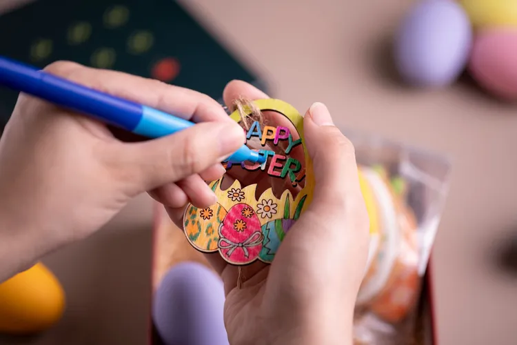 The Nine烘焙坊彩蛋奇緣禮盒DIY著色吊飾。業者提供