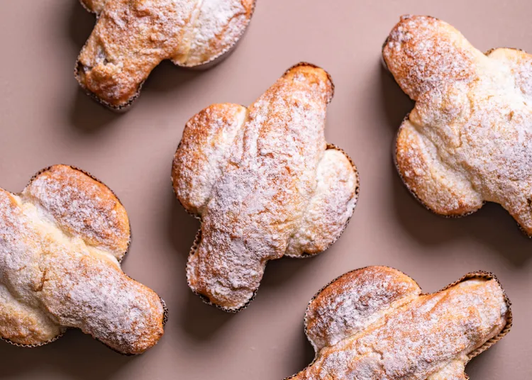 源自義大利復活節傳統的鴿子麵包，外型仿鴿子展翅象徵和平與新生，內餡為果乾與香橙丁。業者提供