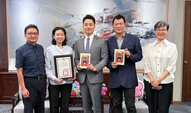 金翎父親（左起）、金翎、蔣萬安、文化局長蔡詩萍、金翎母親合影。北市府提供