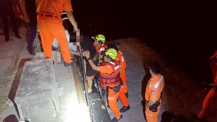 海巡署人員救援落海民眾。翻攝畫面