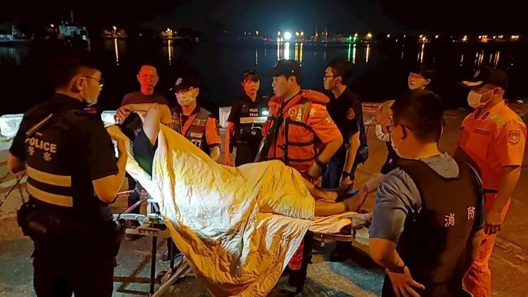 海巡署人員救援落海民眾。翻攝畫面