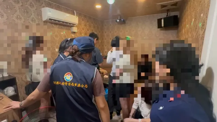 警方到小吃部調查案發過程。翻攝畫面