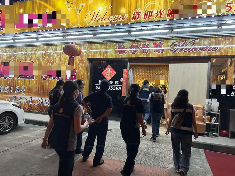 警方到小吃部調查案發過程。翻攝畫面