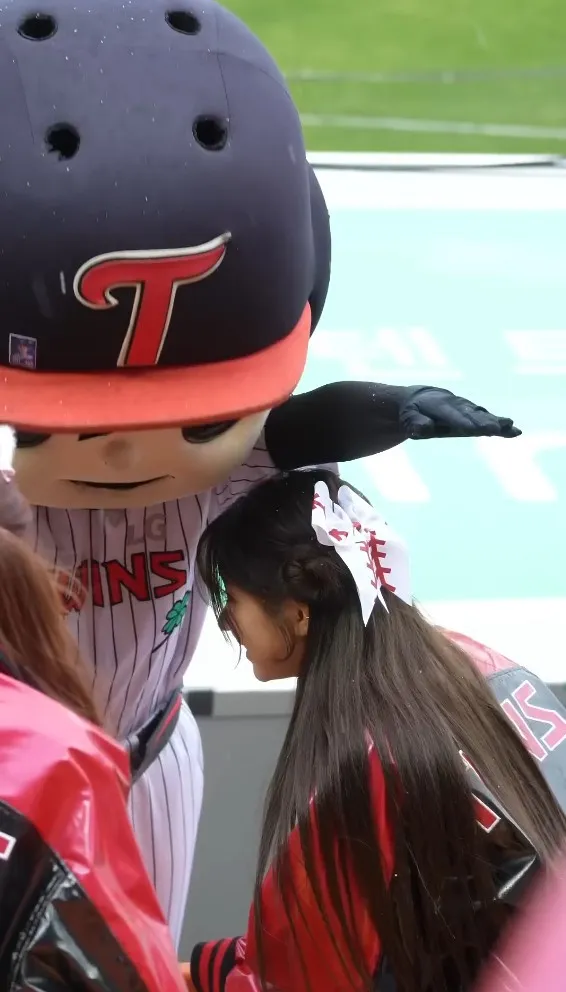 LG雙子的吉祥物Lucky貼心保護李珠珢。翻攝「台式應援團 Taiwaning LA」YT