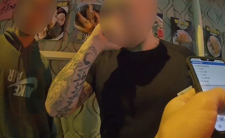 警方在查詢資料過程中，李男仍難掩悲傷。翻攝畫面