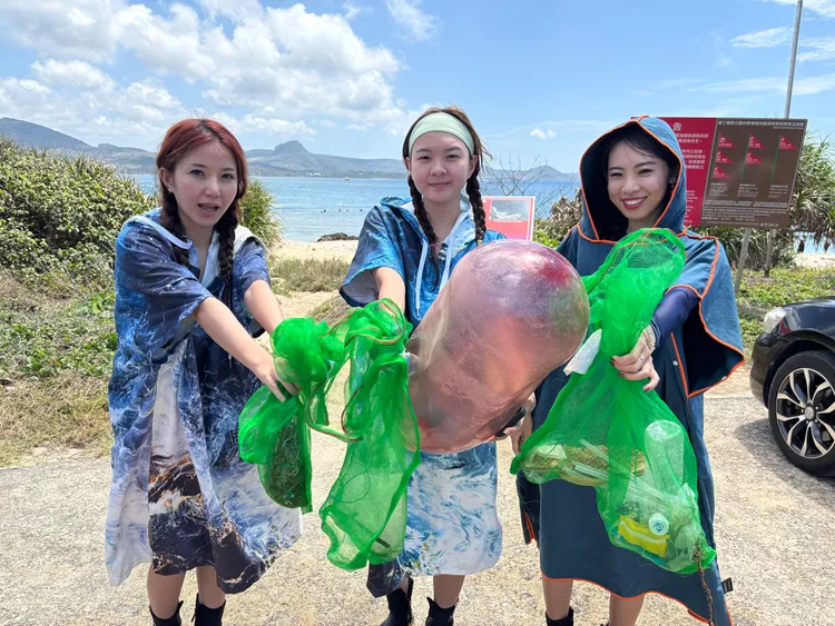 SWAG主播酥酥（中）、霏霏（左）、內內（右）、用實際淨海行動愛地球。SWAG提供