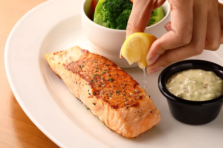 嫩烤鮭魚排也是非牛料理中頗受歡迎的餐點，票數緊追在後。業者提供