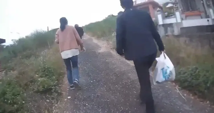 走了20分鐘終於找到親人的墳墓。警方提供