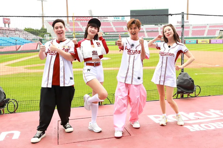 無尊（左起）、籃籃、阿翔、楊繡惠今天在球場錄影。民視提供