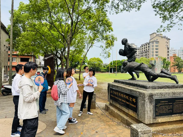 淡古推「百年老派運動會」專屬導覽團，參觀百年體育館、橄欖球場、滬尾小學校禮堂及淡水海關碼頭。館方提供