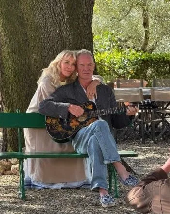 STING（右）寵愛老婆Trudie Styler眾⼈皆知。翻攝IG