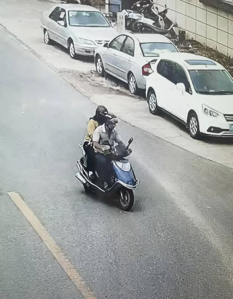 監視器拍下吳男載著文女一起前往麒麟山，16分鐘後卻自行離去。翻攝《揚子晚報》官網