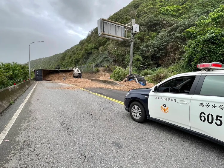 木屑灑滿地，目前瑞芳台2線開放單線通車，瑞芳警現場交管。翻攝畫面