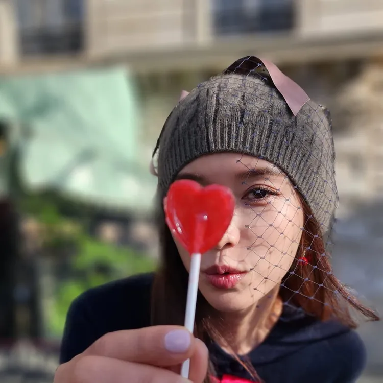 林志玲嘟嘴舉愛心形狀的棒棒糖。翻攝林志玲IG