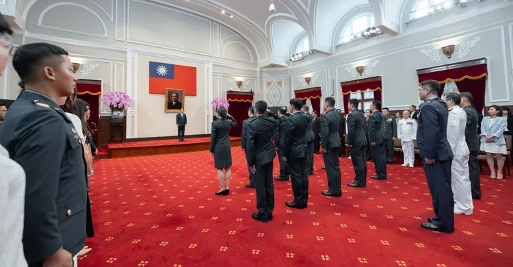 賴清德總統恭喜晉任的將官。總統府提供