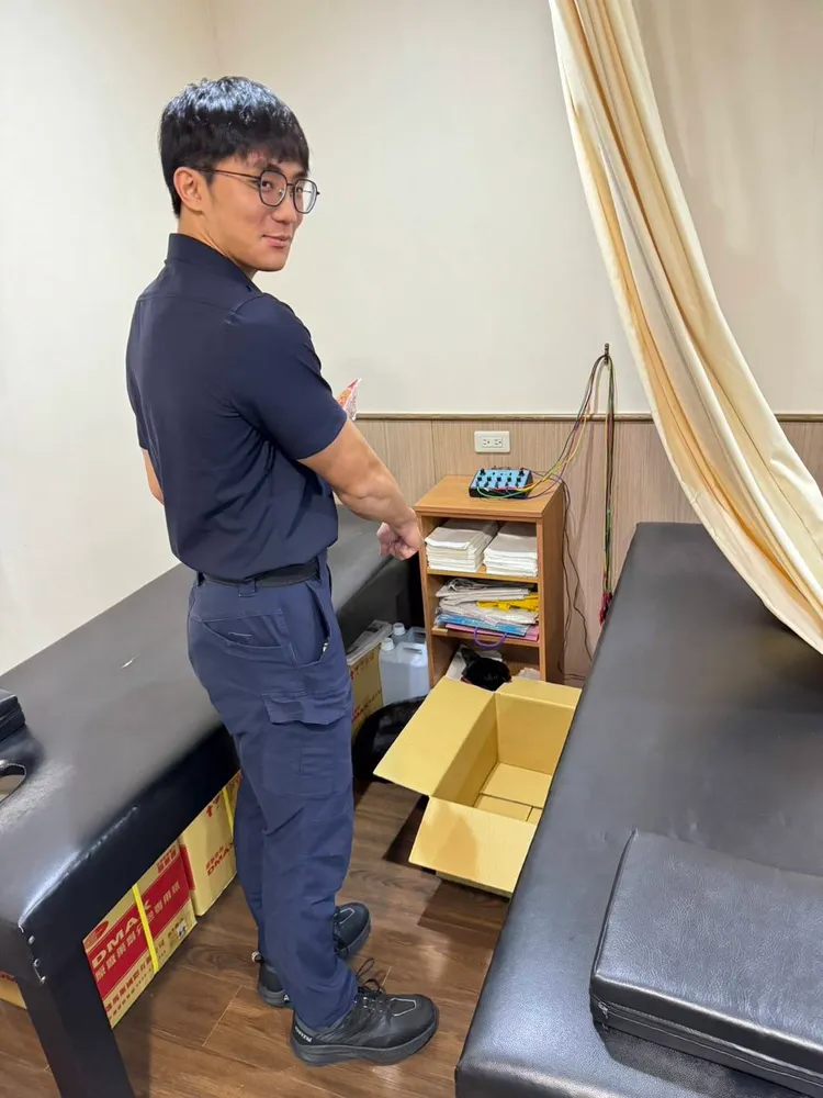 黃員在診間安撫黑狗。桃園警分局提供