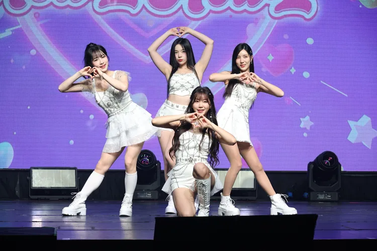 韓籍啦啦隊女孩安芝儇(前)、南珉貞(右)、趙娟週(後中)、朴旻曙(左) 粉絲見面會。彭欣偉攝