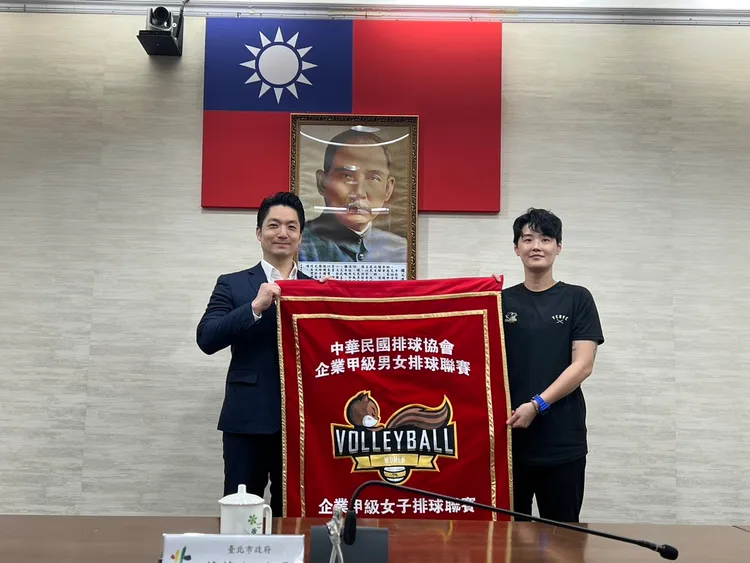 鯨華女排8名選手入選國家隊，備戰世大運與亞運，蔣萬安接見並頒發獎金。台北市體育局提供