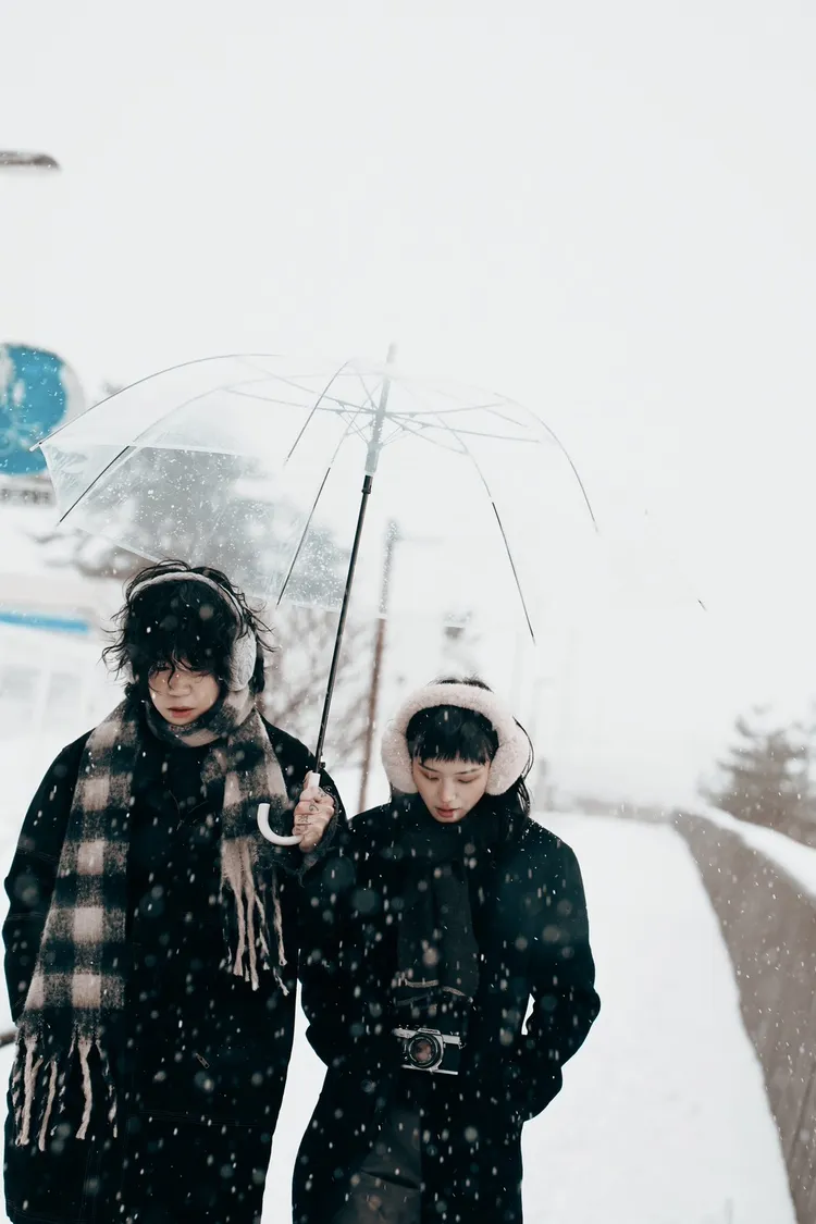 王謙在MV中，與女主角在雪地中漫步。形上娛樂提供