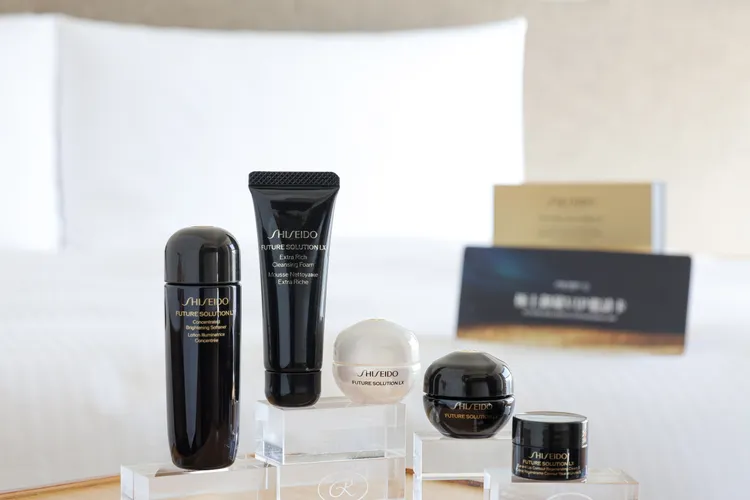 入住「寵愛媽咪假期」住房專案的貴賓，每房可獲贈總價值6350元的「資生堂極上御藏系列」旅行保養組與「VIP回櫃專屬禮邀請卡」，為媽媽守護肌膚，時刻都綻放亮麗的肌膚光采。台北晶華提供