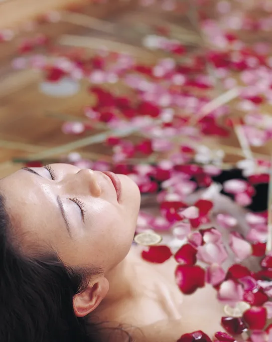 位於飯店頂樓的沐蘭SPA於5/31前推出「母親節限定療程」，享受完90分鐘療程後，再另行加贈30分鐘香氛浴，讓媽媽在花瓣芬芳中，一邊品味茶點、一邊享受靜謐時光，療程限時特惠價4520元。台北晶華提供