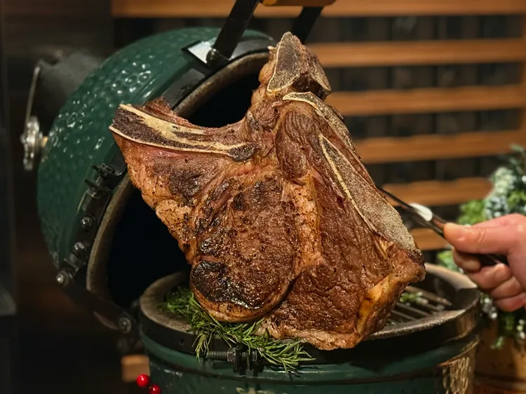 台北晶華ROBIN'S牛排屋推出的母親節套餐中，主餐選項主打晶華獨家引進的「日本F1帶骨牛排」，有肋眼與紅屋兩種部位可供選擇。台北晶華提供