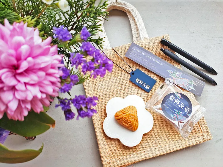 限量祈福文具袋組，內含2B鉛筆、中性筆及書籤尺。台北孔廟提供