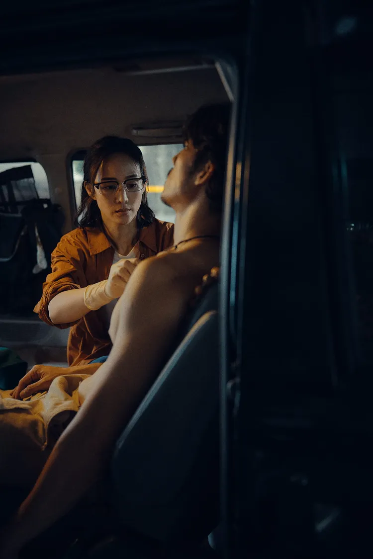 張鈞?為連炳發上藥，戲外形容對方的胸肌「起伏不平」。公視、中華電信、瀚草文創提供