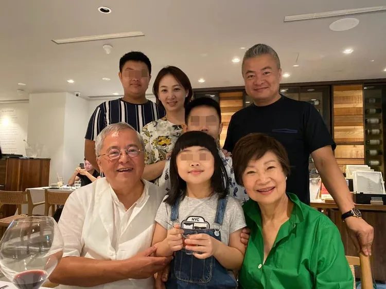 郁方在2020年分享公婆結婚51周年聚會照。翻攝郁方臉書