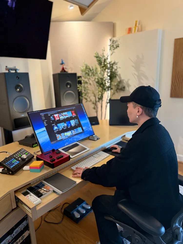 蕭秉治休假終於不忘寫歌。圖／相信音樂提供