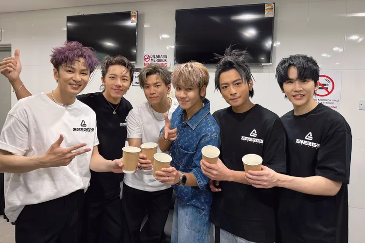 鼓鼓（右3）後台為Energy手沖咖啡「賄賂」出借百名粉絲。圖／相信音樂提供