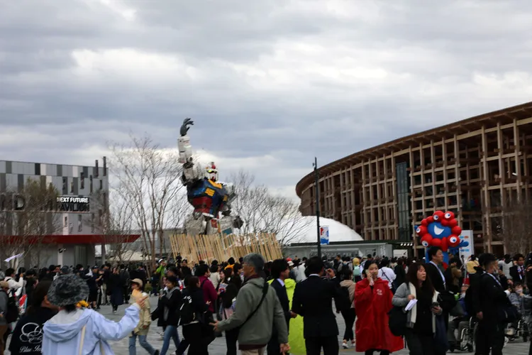 2025年世界博覽會（大阪世博）13日正式開幕，雖然天公不作美，從一大早就開始下起小雨，但在9時開門之前天空稍稍放晴，時間一到，大批民眾湧入，興奮與鋼彈合影。 中央社