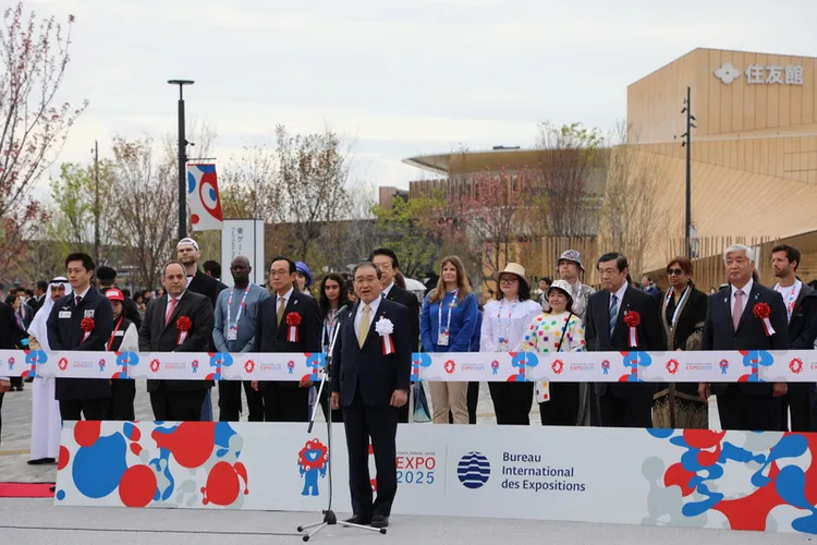 大阪世博13日上午8時30分在會場東口舉行開幕剪綵典禮，由日本國際博覽會協會會長、經團連會長十倉雅和發布開會宣言，正式宣布「大阪關西世博現在開幕」。中央社