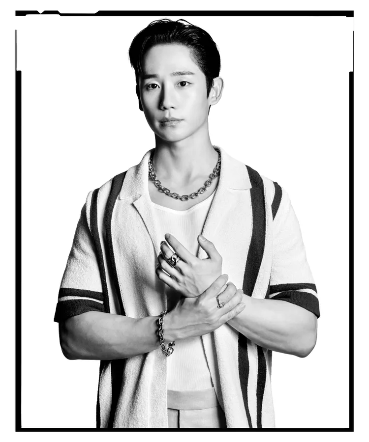 丁海寅也以休閒風格秀出粗壯手臂肌肉。品牌提供