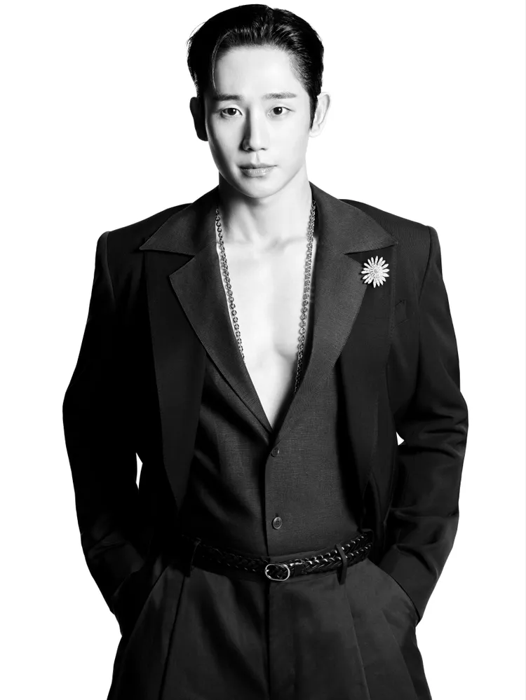 丁海寅以Dolce & Gabbana 2025春夏系列的西裝曬出胸肌。品牌提供