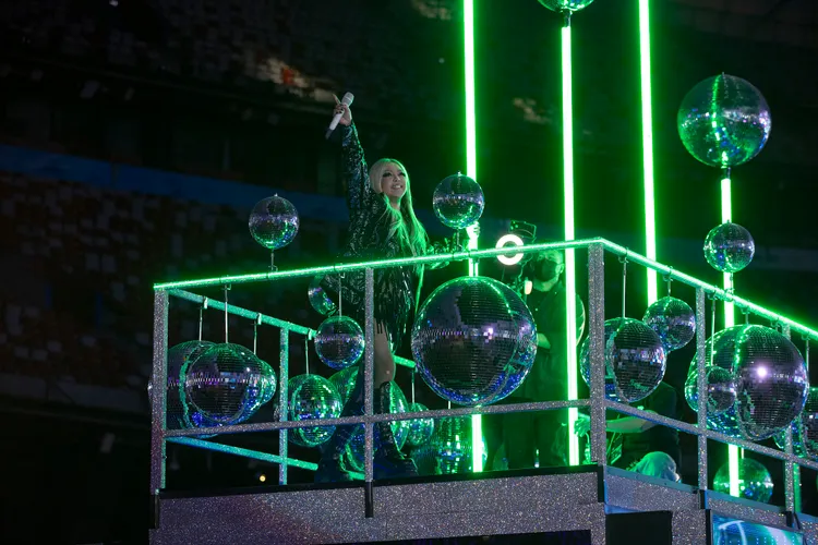 張惠妹在特製「aMEI的移動城堡」上繞場嗨唱，炒熱全場氣氛。圖／聲動娛樂提供