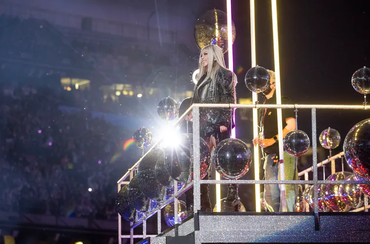 張惠妹為鳥巢特製「aMEI的移動城堡」繞場，與各區粉絲互動。圖／聲動娛樂提供