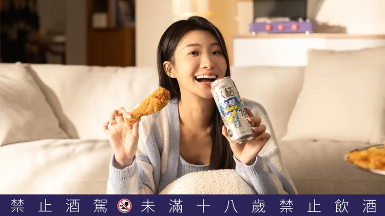 與朋友聚會開趴時，陳華推薦飲用冰結「無糖檸檬」搭配炸物，不甜膩的口感搭配純淨順口的伏特加和爽快氣泡感，既療癒又平衡。業者提供