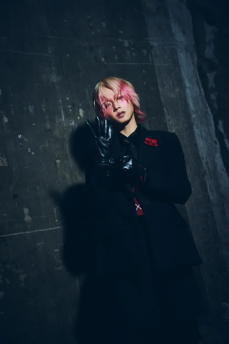 持修在MV中挑戰動漫感，以視覺系的強烈風格令人驚豔。EMI提供