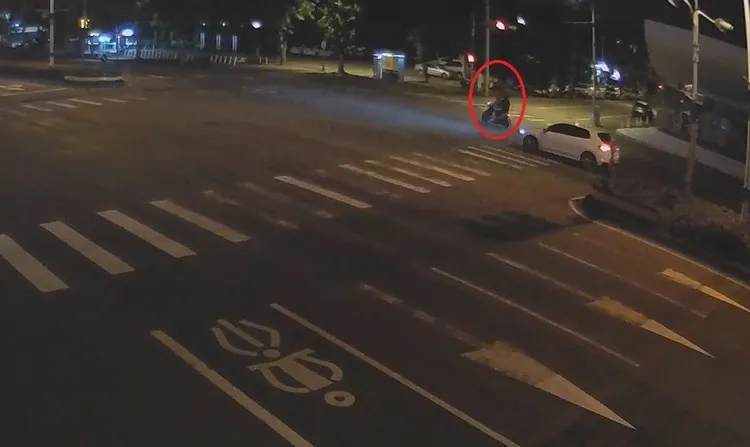 李母載44歲兒子去醫院掛急診，行經該路口不久，兒子就從機車上摔下來，送醫不治。民眾提供