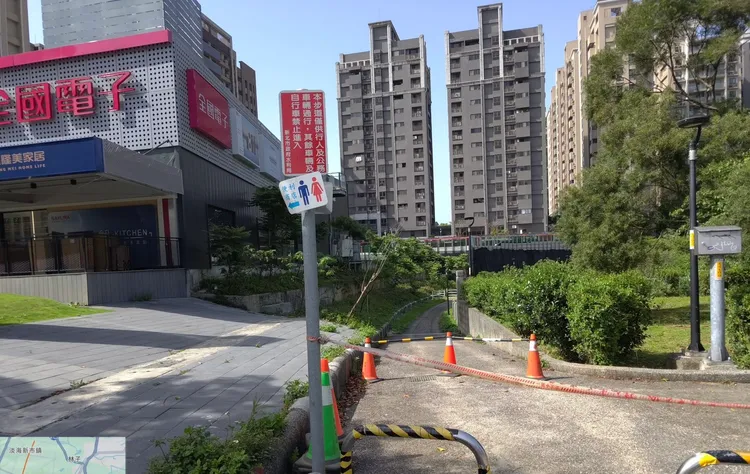 淡水私人停車場下陷龜裂有安全疑慮，交通局勒令封場。交通局提供