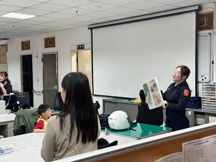 警員林怡伶針對國小孩童設計簡單易懂的交通安全、犯罪預防教學。警方提供