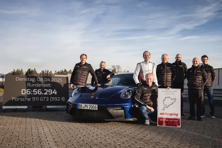 全新 GT3 最終以 6分56.294 秒完賽，成功改寫量產手排車單圈紀錄。原廠照片