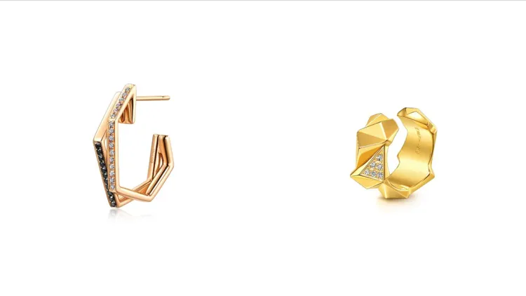 點睛品Emphasis 18K雙色黃金鑽石耳環（左）2萬8200元、Emphasis黃金鑽石耳環（右）4萬2300元。品牌提供