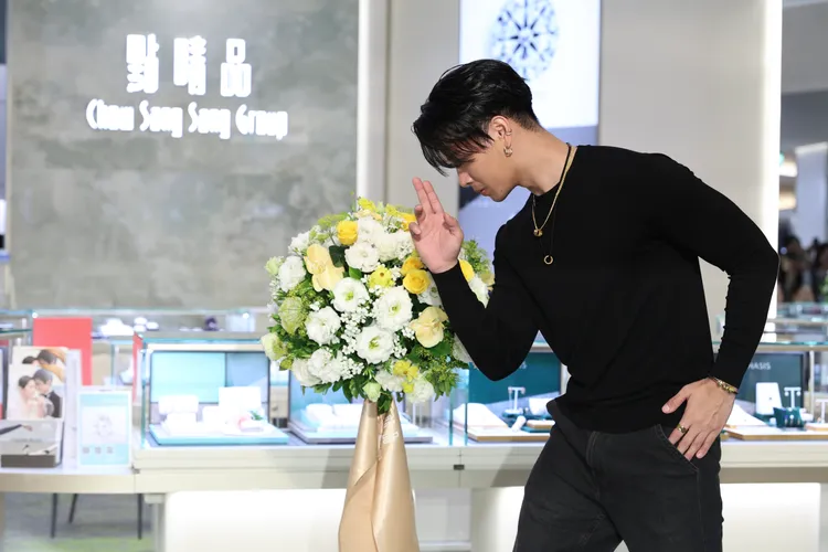 高爾宣搞笑擺pose曬珠寶。彭欣偉攝